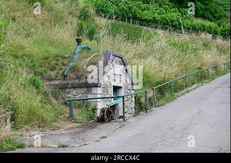 Spitz, Wachau, Niederösterreich, Österreich. 5. Juli 2023. Kleine Wassermühle am Straßenrand Stockfoto