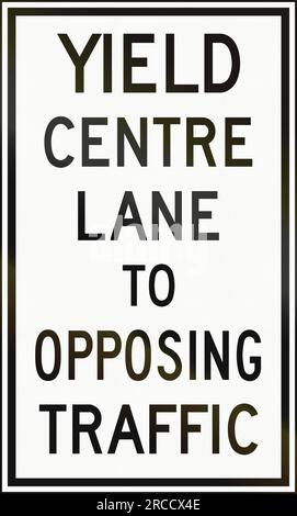 Kanadisches Zulassungsschild: Mittelspur dem Gegenverkehr folgen. Dieses Zeichen wird in Ontario verwendet. Stockfoto