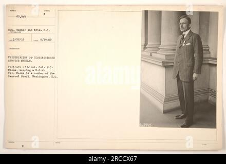 Oberstleutnant F.C. Weems, ein Mitglied des Generalstabs in Washington, D.C., trägt eine Distinguished Service Medal (D.S.M.). Dieses Foto wurde am 19. September 1919 während einer Präsentationszeremonie für die Medaillen aufgenommen. Das Bild ist Teil der Sammlung mit der Bezeichnung „Fotos amerikanischer Militäraktivitäten während des Ersten Weltkriegs“. Die Artikelnummer für dieses Foto lautet 63.945. Stockfoto