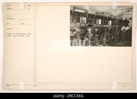 Ein Soldat betreibt eine Telefonzentrale in Camp Devens, Massachusetts, während des Ersten Weltkriegs. Das Foto zeigt den Soldaten an der Vorderseite der Schalttafel, mit verschiedenen Schaltern und Geräten sichtbar. Stockfoto