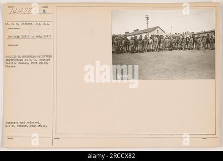 Soldaten in den USA Die Mount Service School in Fort Riley, Kansas, erhält Anweisungen zum Hufeisen von Lieutenant E.N. Jackson, Mitglied des Signalkorps. Das Foto wurde am 10. Juli 1918 aufgenommen und am 26. Juli 1918 von der Abteilung militärischer Nachrichtendienst veröffentlicht. Stockfoto