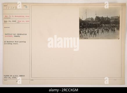 Bildunterschrift: 24. August 1918 - Sergeant H.C. Montgomery hat diese Szene während der Feierlichkeiten zum Bastille Day in Bordeaux, Frankreich, festgehalten. Das Foto zeigt das 16. Regiment Band, das am Prüfstand vorbeizieht. Sie wurde am 29. Juli 1918 vom A.E.F.-Zensor genehmigt. Stockfoto