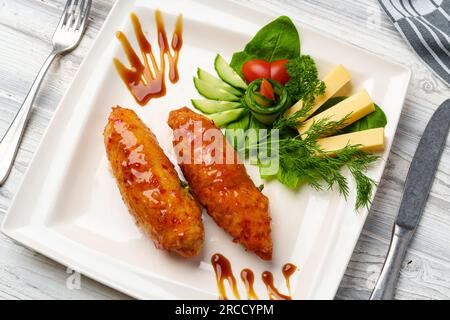 Hähnchen Adana Kebap serviert mit Gemüse auf weißem Teller Stockfoto