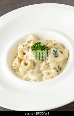 Köstliche italienische Tortellini Pasta mit Pilzsauce und Käse Stockfoto