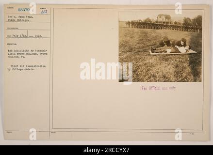 Bildbeschreibung: Ein Schwarzweißfoto, aufgenommen im Juli 1918 am Pennsylvania State College in State College, PA. Das Bild zeigt eine erste-Hilfe-Demonstration, die von College-Kadetten durchgeführt wird. Dieses Foto hat die Subjektnummer 55370 und wurde von Penn empfangen. State College. Es wurde als Teil der Kriegsaktivitäten des Kollegiums aufgenommen und ist nur für den offiziellen Gebrauch bestimmt. Stockfoto