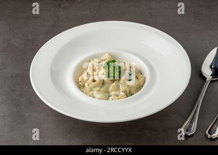 Köstliche italienische Tortellini Pasta mit Pilzsauce und Käse Stockfoto