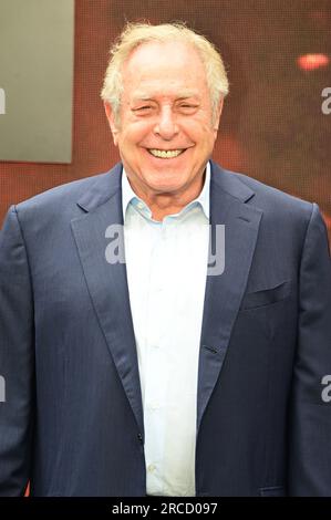 London, Großbritannien. 13. Juli 2023 Charles Roven besucht die Premiere von Oppenheimer - UK bei ODEON Luxe, Leicester Square, London, Großbritannien. Stockfoto