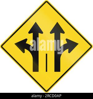 Warnschild in Quebec, Kanada - zwei Fahrspuren mit gerader und abbiegbarer Spur. Stockfoto