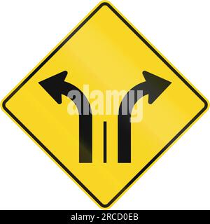 Warnschild in Quebec, Kanada - zwei Spuren mit rechter und linker Blinkspur. Stockfoto