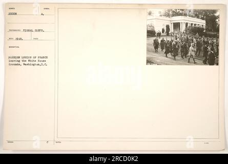 Soldaten der französischen Legion verlassen das Weiße Haus in Washington, D.C., im Jahr 1918. Dieses Foto wurde von einem Fotografen des Signalkorps aufgenommen. Stockfoto