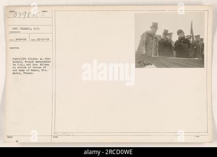 Sgt. Trabold hat am 25. Dezember 1918 ein Foto von Präsident Wilson, M. Jusserand (französischer Botschafter in den USA) und Mrs. Wilson bei einer Truppenprüfung in Humes, hte, aufgenommen. Marne, Frankreich. Das Foto gehört zur Sammlung amerikanischer Militäraktivitäten während des Ersten Weltkriegs und wird in den Archiven als 111-SC-37982 bezeichnet. Stockfoto