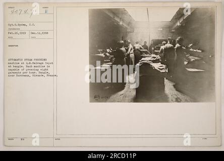 Sergeant G. Ryden hat am 26. Februar 1919 im Q.M. ein Foto aufgenommen Bergungslager in Bangle, Gironde, Frankreich. Das Bild zeigt eine automatische Dampfpresse Sumber F, die zum Bügeln von Kleidungsstücken verwendet wird. Die Maschine hat die Kapazität, acht Kleidungsstücke in einer Stunde zu pressen. Das Foto wurde von MC mit der Referenznummer 40747 ausgestellt. Stockfoto
