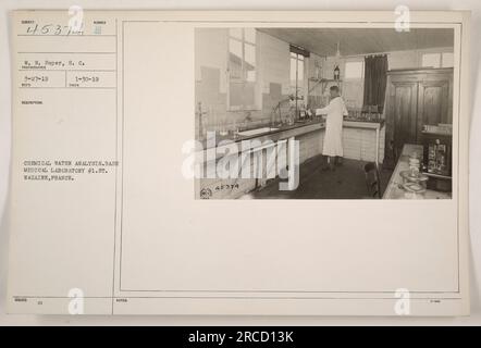 Chemische Wasseranalyse wird im Base Medical Laboratory #1 in St. durchgeführt Nazaire, Frankreich im Ersten Weltkrieg. Dieses Foto wurde von W. Soper, S.C., auf 3-27-19 und empfangen auf 1-30-19. Das Bild trägt die Bezeichnung H 1-30-19 und zeigt den Prozess der Analyse von Wasserproben. Stockfoto