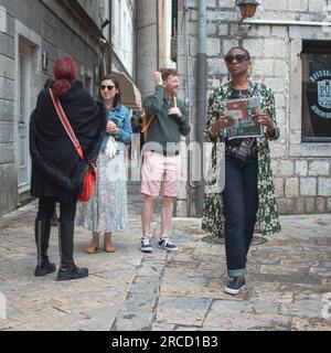 Montenegro, 13. April 2023: Eine Gruppe von Touristen in St. Tryphon's Square in der Altstadt von Kotor Stockfoto
