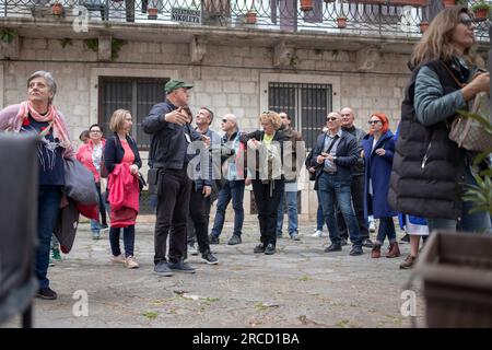 Kotor, Montenegro, 13. April 2023: Eine große Gruppe von Touristen versammelte sich um den Reiseleiter am Cinema Square in der Altstadt Stockfoto