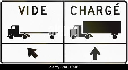 Behördliches Verkehrszeichen in Quebec, Kanada - Wegbeschreibung für leere/vide und beladene/beladene Lkw. Stockfoto