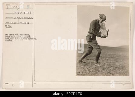 2. Leutnant Paul Weir Cloud betreibt eine Standkamera in der Fotoabteilung der 89. Division in der Nähe von Kyllburg. Das Foto wurde am 16. Januar 1919 aufgenommen. Stockfoto