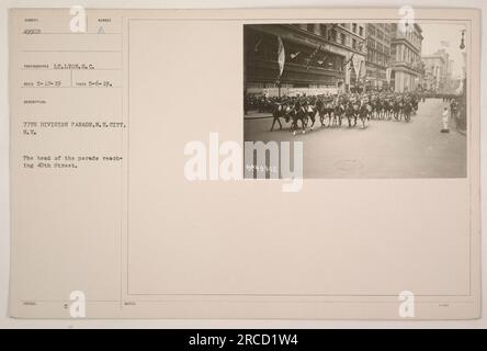 Das Bild zeigt die 77. Division Parade in New York City, wobei der Paradeleiter die 40. Straße erreicht. Das Foto wurde von LT. Lyon am 6. Mai 1919 aufgenommen und ist Teil der Sammlung amerikanischer Militäraktivitäten während des Ersten Weltkriegs. Stockfoto