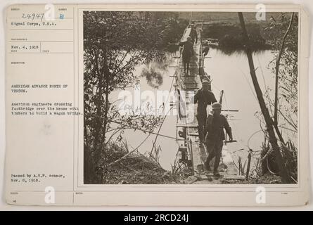 Amerikanische Ingenieure bauten eine Wagenbrücke über den Meuse River während des amerikanischen Vormarsches nördlich von Verdun. Die Ingenieure werden dabei gesehen, wie sie eine Fußgängerbrücke mit Holz überqueren, das für den Bau der Brücke erforderlich ist. Dieses Foto wurde am 4. November 1918 aufgenommen und später am 8. November 1918 vom A.E.F.-Zensor genehmigt. Stockfoto