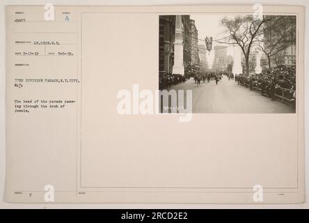 Das Bild zeigt den Leiter der 77. Division Parade durch den Juwelenbogen in New York City. Das Foto wurde von LT. Lyon am 6. Mai 1919 aufgenommen. Hinweise darauf, dass das Bild die Nummer 9049907 erhielt. Stockfoto