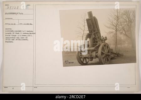 Foto von Lieutenant Sintzenich, Kriegsfotograf, mit einem Haubitzer in London, England, am 22. November 1918. Der Haubitzer wird als Fried Krupp A. G. Essen, Modell 1917 mit einem Kaliber von 8,3 Zoll und einer Länge von 10 Fuß 2 Zoll dargestellt und identifiziert. Dieses Bild entspricht ähnlichen Fotos mit den Nummern 39733 und 39732. Das Profil von Leutnant Sintzenich ist in Datensatz 39798 detailliert aufgeführt." Stockfoto