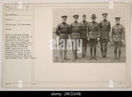 Offiziersgruppe beim Q.M. Bergungslager in Paris, Frankreich. Captain Hadaway und seine Mitarbeiter sind dabei. Von links nach rechts: 2. LT. P.M. Williams, Q.M.C.; 2. LT. M. R. Eddy, Q.M.C.; Captain Seymour Hadaway, Q.M.C.; 1. LT. P.C. Robinson, Q.M.C.; 1. LT. Gus Scoga, Q.M.C.; 1. LT. W. H. Van Ness, Q.M.C. Captain Hadaway ist der befehlshabende Offizier. Foto aufgenommen von S. C. Ryden am 12. März 1919. Stockfoto