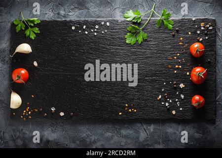 Farbenfrohe Gemüsesorte mit Tomaten, Gewürzen und Gemüse. Draufsicht Stockfoto