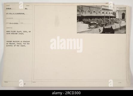 West Point Klasse 1921 auf Tour durch Italien. Lastwagen warten am Bahnhof in Neapel, Italien, auf die Ankunft der Klasse. Dieses Foto wurde am 1. Dezember 1919 von dem bekannten Fotografen NEC aufgenommen. Die abgebildeten Lastwagen wurden der Klasse ausgestellt und symbolisieren deren Transport während der Tour. Stockfoto