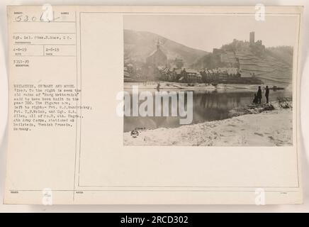 Gruppenfoto von Soldaten der Kompanie B, 4. Ingenieure, 4. Armeekorps stationiert in Beilstein, Rhenisch Preußen, Deutschland. Das Foto wurde am 8. April 1919 von Sergeant lel gemacht. Charles E. Mace. Im Hintergrund befinden sich die Mosel und die Ruinen von Burg Metternich, die im Jahr 700 erbaut wurden. Die Soldaten auf dem Foto sind Gefreiter W.J. Wanderley, Gefreiter T.P. Waliser und Sergeant G.A. Allen. Stockfoto