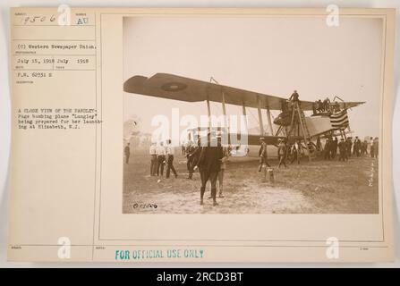 Ein Handley-Page-Bombenflugzeug namens „Langley“ wird für den Start in Elizabeth, New Jersey, im Juli 1918 vorbereitet. Dieses Foto mit der Nummer 62331 wurde von dem Fotografen Nour AU für Western Newspaper Union aufgenommen. Es ist als 017506 klassifiziert und nur für den offiziellen Gebrauch bestimmt. Stockfoto