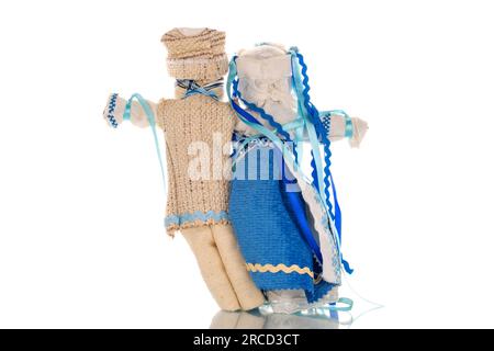 Ukrainischer Volkspuppenmotanka, Makro, isoliert auf weißem Hintergrund. Stockfoto