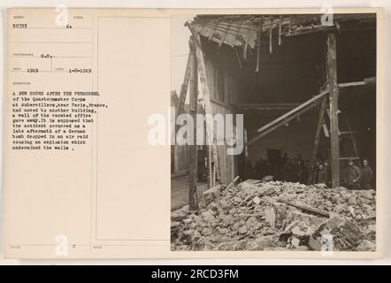 Versehentlicher Einsturz einer Mauer im Büro des Quartermaster Corps in Aubervillers, Frankreich. Es wird angenommen, dass der Vorfall das Ergebnis einer deutschen Bombe war, die während eines Luftangriffs abgeworfen wurde und eine Explosion verursachte, die die Wände untergrub. Das Personal war vor kurzem in ein anderes Gebäude umgezogen. Bild aufgenommen von S.C. Reed, 1919. Stockfoto