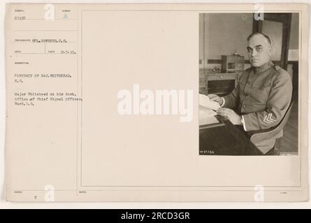 Major Whitehead an seinem Schreibtisch im Büro des Chief Signal Officer in Washington D.C. Das Foto wurde am 7. Februar 1919 von CPL aufgenommen. Newberg. Dieses Bild stammt aus der Sammlung von Fotografien, die amerikanische Militäraktionen während des Ersten Weltkriegs darstellen. Stockfoto