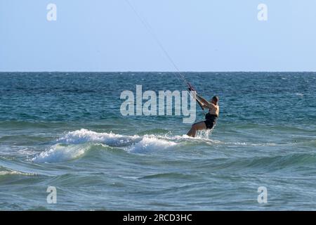 Fehlgeschlagener Kitesurfing-Versuch im Mittelmeer, fotografiert in Maagan Michael, Israel Stockfoto