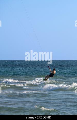 Fehlgeschlagener Kitesurfing-Versuch im Mittelmeer, fotografiert in Maagan Michael, Israel Stockfoto