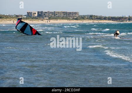 Fehlgeschlagener Kitesurfing-Versuch im Mittelmeer, fotografiert in Maagan Michael, Israel Stockfoto