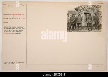 Ein Foto, das am 17. Juli 1918 in Velle Naisene, Frankreich, aufgenommen wurde, zeigt deutsche Gefangene, die am 16. Juli 1918 von Amerikanern gefangen wurden. Die Gefangenen stehen Schlange, um von einem Geheimdienstoffizier verhört zu werden. Das Foto wurde von Pvt. J.E. aufgenommen Gibbons, herausgegeben vom A. E. F.-Zensor am 13. August 1918. Stockfoto