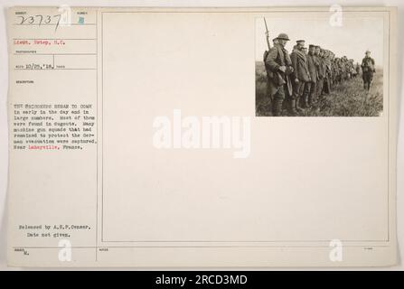 Leutnant Estep auf dem Foto beaufsichtigt eine Gruppe gefangener deutscher Gefangener in der Nähe von Laheyville, Frankreich, während des Ersten Weltkriegs. Die Gefangenen wurden in Dugouts in der ganzen Gegend gefunden, einschließlich mehrerer Maschinengewehreinheiten. Dieses Foto wurde an einem unbekannten Datum aufgenommen, aber es wurde am 8. Oktober vom A.E.F. Censor veröffentlicht. Stockfoto