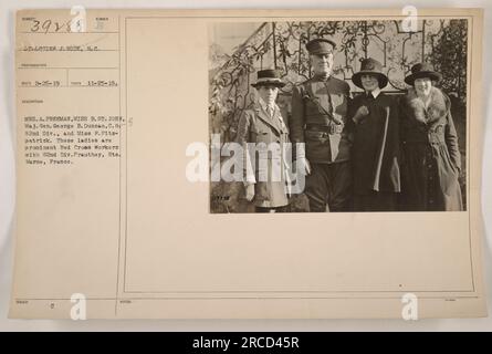 Dieses Foto zeigt Major General George B. Duncan, den kommandierenden Offizier der 32. Division, und Miss F. Fitzpatrick, die beide prominente Arbeiter des Roten Kreuzes sind. Das Bild wurde am 25. November 1918 in der Stadt Prauthey, Haute-Marne, Frankreich, aufgenommen. Stockfoto