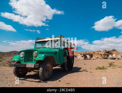 Ein alter Bauer, der in der Wüste des Iran lebt Stockfoto