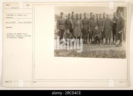 Sumber-Ärzte (Surgeon Material, Bureau of European Operations) vom 366. Feldspital in Millery, Meurthe et Moselle, Frankreich. Das Foto wurde am 15. November 1918 aufgenommen und zeigt medizinisches Personal, das sich um Patienten kümmert. Der Fotograf Lipster and Downs, S.C. hat dieses Bild während des Ersten Weltkriegs aufgenommen. Bildunterschrift: 111-SC-44018. Stockfoto