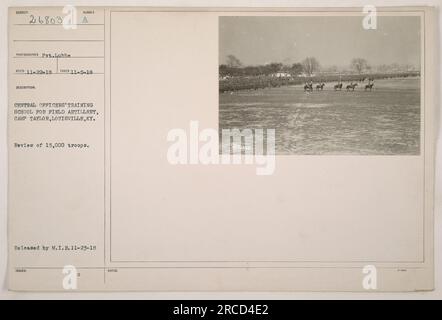 Soldaten, die an der Central Officers' Training School für Feldartillerie in Camp Taylor in Louisville, Kentucky ausgebildet werden. Dieses Bild zeigt eine Überprüfung von etwa 15.000 Soldaten. Das Foto wurde am 5. November 1918 aufgenommen und am 23. November 1918 vom Militärgeheimdienst veröffentlicht. Stockfoto