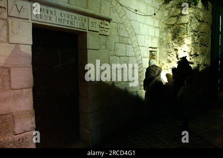Israel, Jerusalem, Via Dolorosa, Station Nr. V Simon von Kyrene das Kreuz trägt. Jesus stolpert und lehnt sich an der Wand seiner hand print ist nach b glaubte Stockfoto