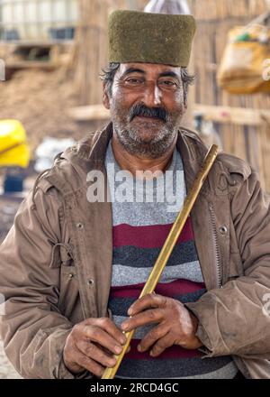 Ein alter Bauer, der in der Wüste des Iran lebt Stockfoto