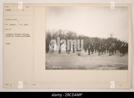 Bild einer Band vom Chemical Warfare Service im Edgewood Arsenal in Maryland während des Ersten Weltkriegs. Die Bandmitglieder werden in Uniform gezeigt, möglicherweise bereiten sie sich auf eine Vorstellung oder Parade vor. Das Foto wurde 1918 aufgenommen. Stockfoto