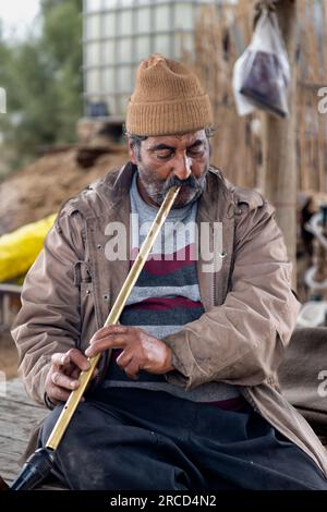 Ein alter Bauer, der in der Wüste des Iran lebt Stockfoto