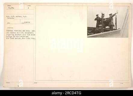 General Pershing und Brig. General Fox Connor und Colonel Marshall sehen Freunde von der Brücke des Leviathan im Hafen von New York, New York City. Das Foto wurde am 8. September 1919 von Sergeant J.P. aufgenommen Mulaer vom Signalkorps. Das Bild hat die Identifikationsnummer 63.784 und der Fotograf war mit BECO verbunden. Stockfoto