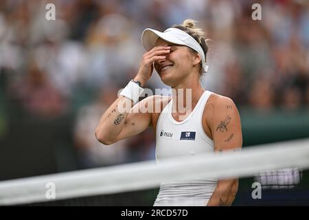 Die tschechische Tennisspielerin Marketa Vondrousova in Aktion während des Damen-Singles-Tennisspiels gegen Jessica Pegula aus den USA im Wimbledon-Tennis-Champi Stockfoto