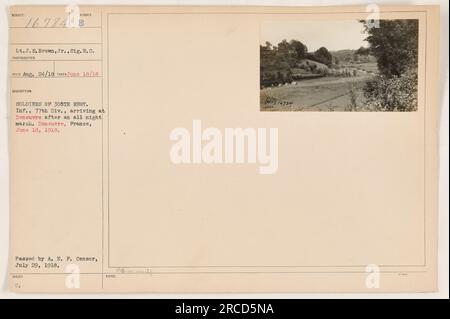 Soldaten des 308. Regiments, 77. Division, kommen am 18. Juni in Deneuvre an. 1918, nach der ganzen Nacht marschiert. Das Foto zeigt LT. J.S. Brown Jr. und Sig. R.C. Das Bild wurde von einem nicht identifizierten Fotografen aufgenommen und nach Genehmigung durch die A.E.F. ausgegeben Zensor am 29. Juli 1918. Die in den Bezugshinweisen referenzierte Position ist Mammife. Stockfoto