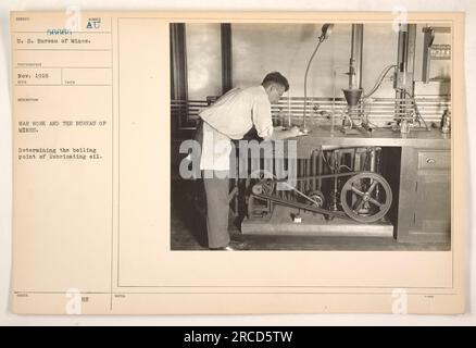 Ein Mitarbeiter in den USA Das Bureau of Mines bestimmt den Siedepunkt von Schmieröl während des Krieges. Dieses Foto wurde im November 1918 als Teil der Dokumentation der Kriegsarbeit und der Aktivitäten des Büros für Bergbau aufgenommen. Stockfoto